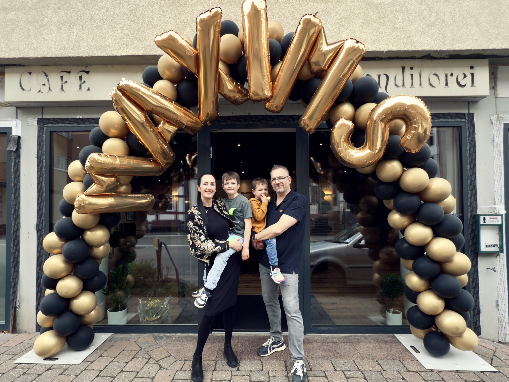 Auf dem Bild ist die Familie Rupp bei der Eröffnung des Weinlounge zu sehen. Die Familie Rupp sind die Inhaber.